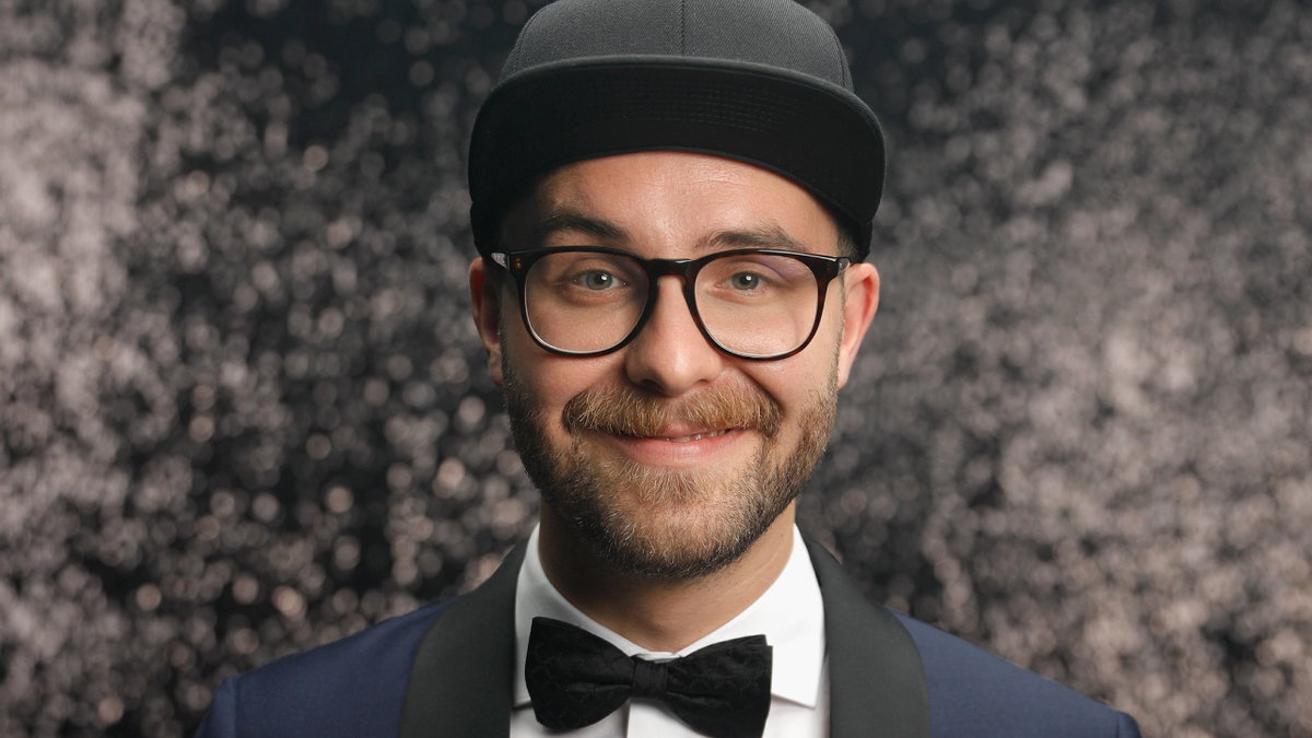 Mark Forster in Anzug und mit Cap