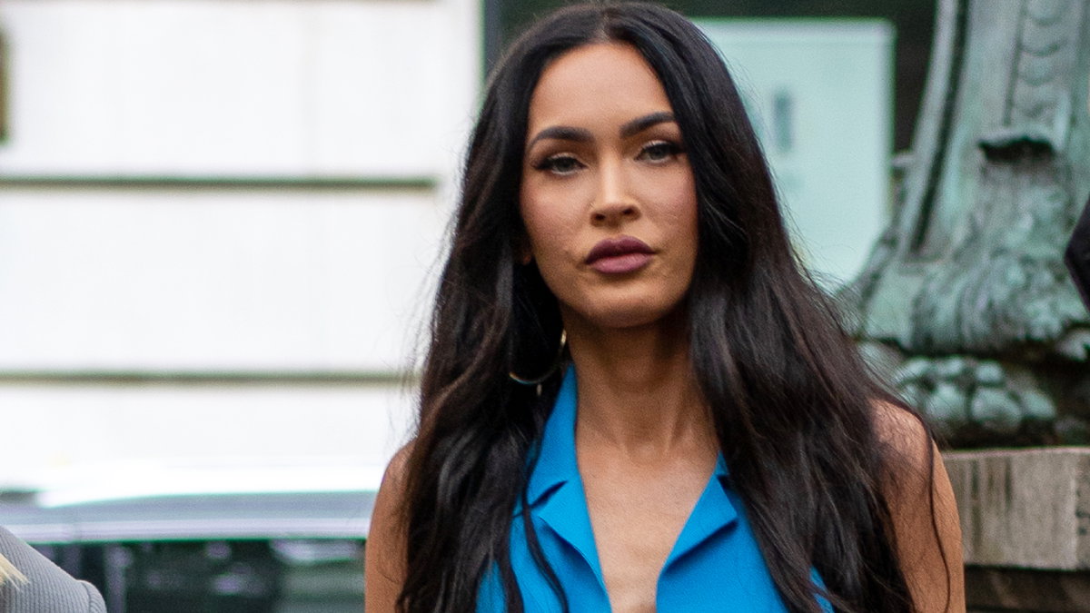 Megan Fox mit ernstem Gesichtsausdruck auf dem Weg zur Moschino-Modenschau