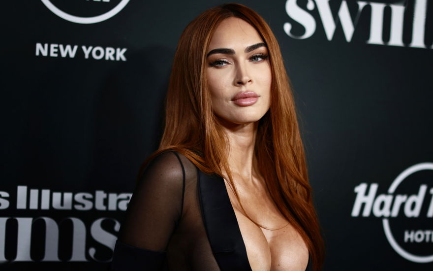 Megan Fox blickt ernst in die Kamera