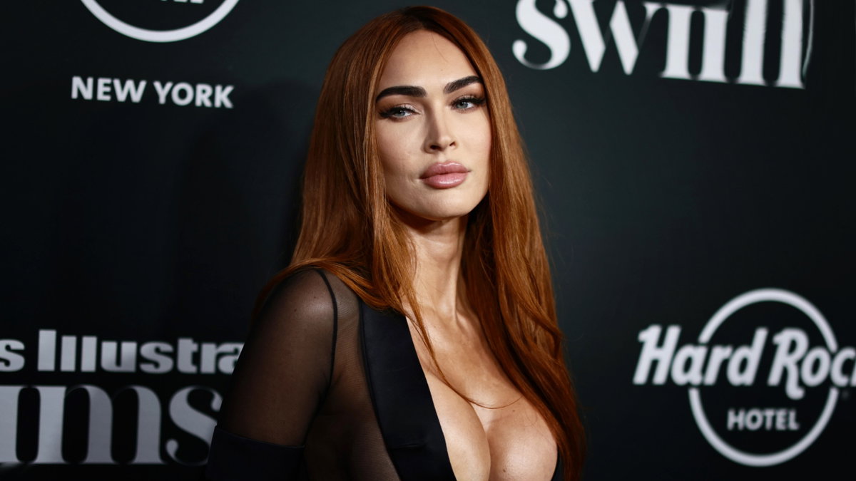Megan Fox blickt ernst in die Kamera