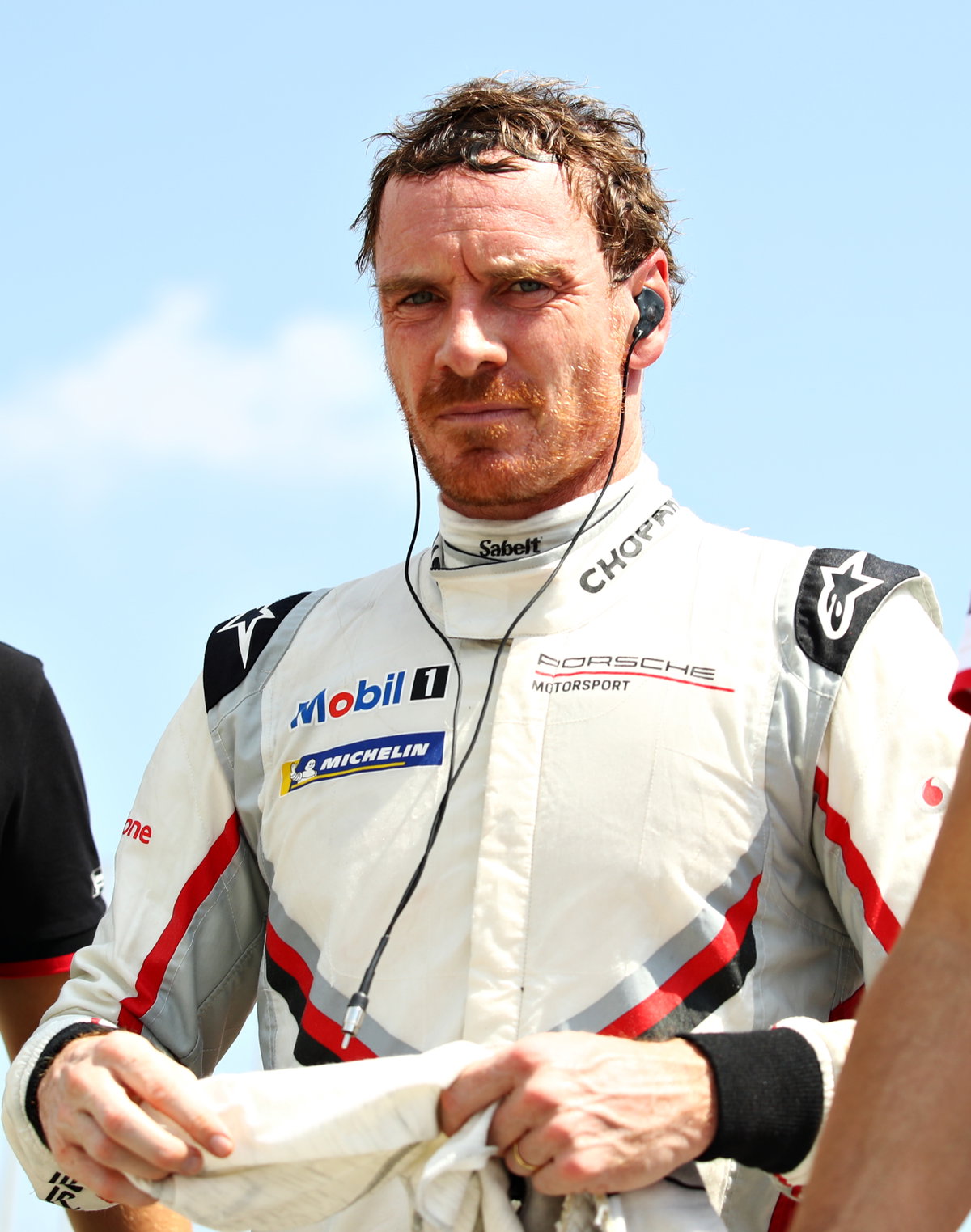 Michael Fassbender im Rennfahrer-Outfit beim Porsche Supercup