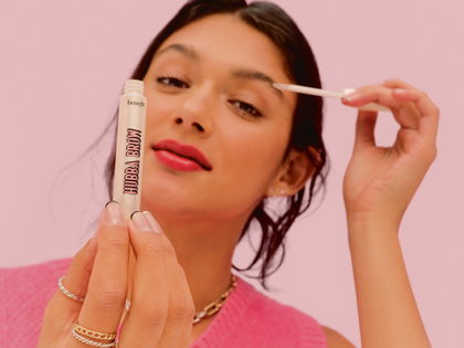 Volle Augenbrauen: Endlich gibt es ein Brow-Serum von Benefit Cosmetics!