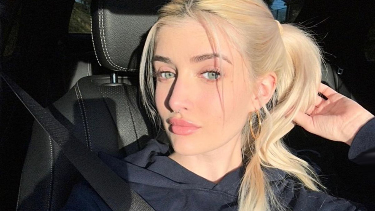Sami Sheen macht ein Selfie im Auto