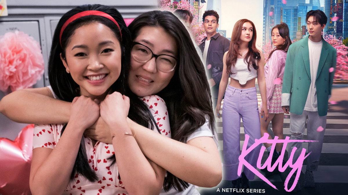 Lana Condor und Jenny Han umarmen sich, daneben das Poster von "XO, Kitty"