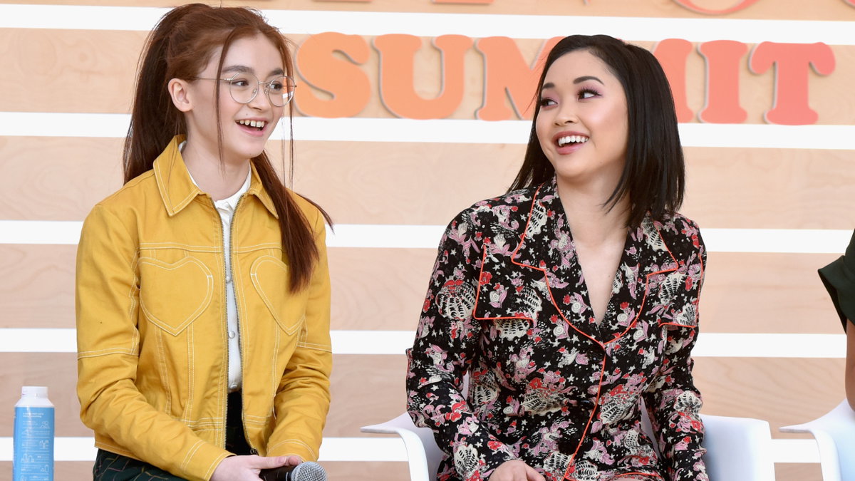 Anna Cathcart und Lana Condor lachen zusammen