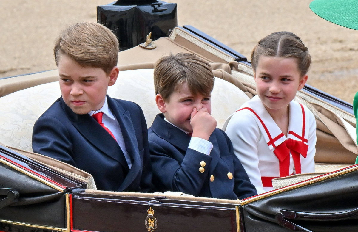 Prinz Louis hält sich in der Kutsche die Nase zu