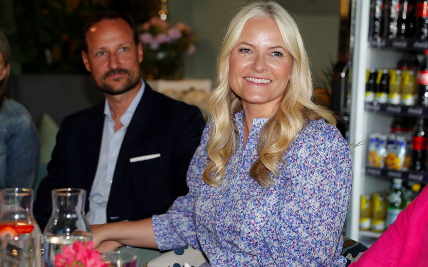Prinz Haakon und Prinzessin Mette-Marit halten Händchen.