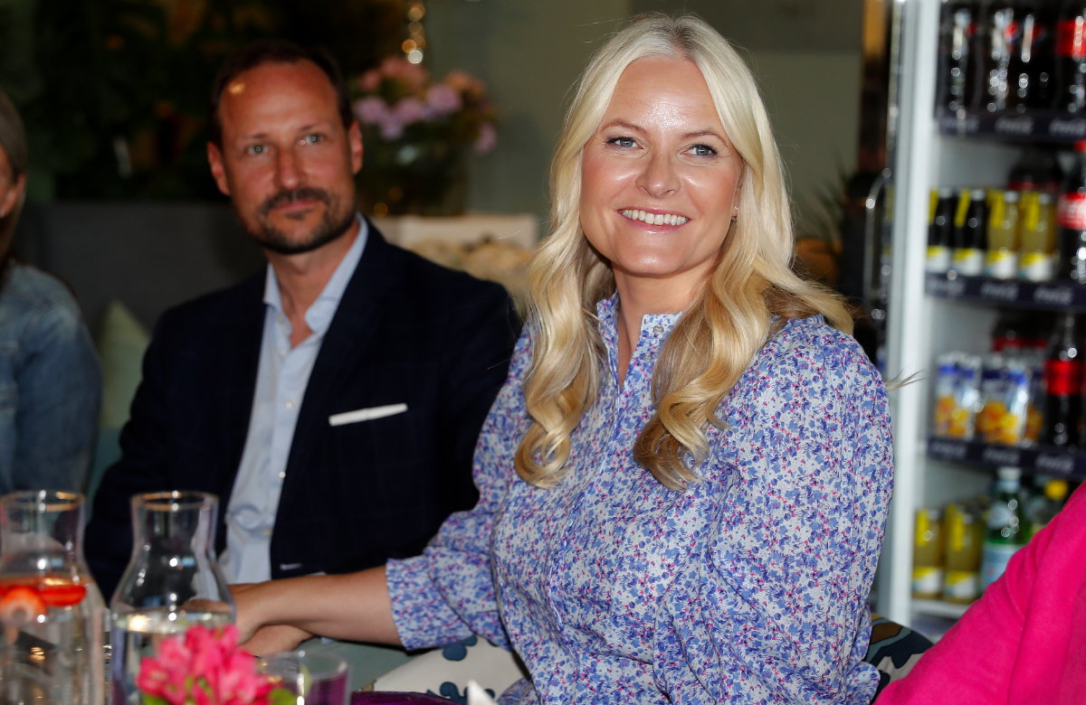 Prinz Haakon und Prinzessin Mette-Marit halten Händchen.