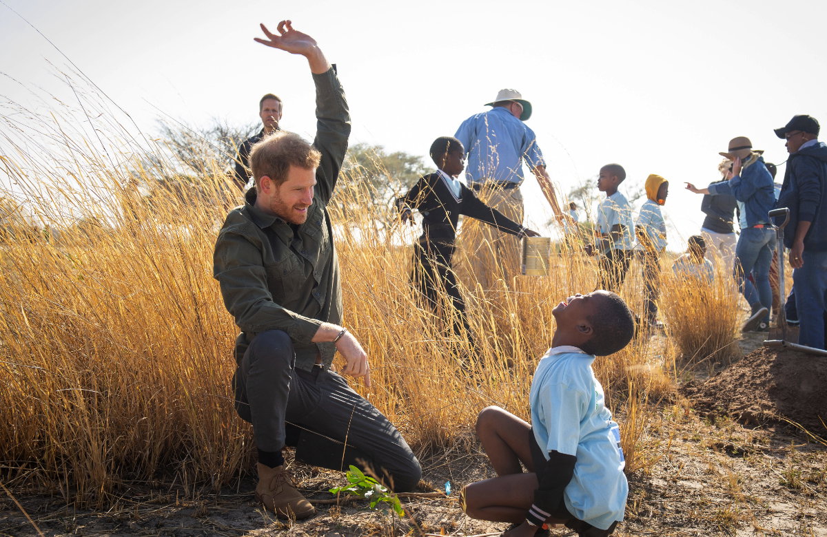 Prinz Harry mit einem Kind in Afrika