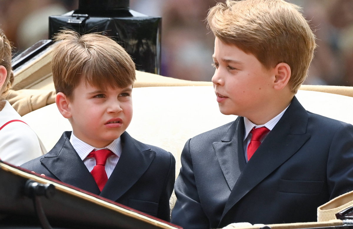 Prinz Louis und Prinz George zusammen in der Kutsche