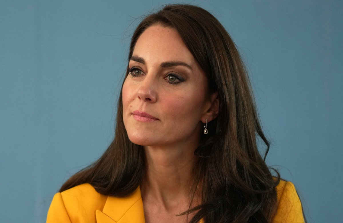 Prinzessin Kate hört einem Vortrag zu.