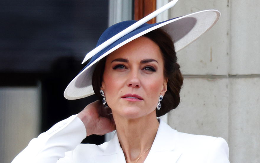 Prinzessin Kate guckt skeptisch mit weißem Hut