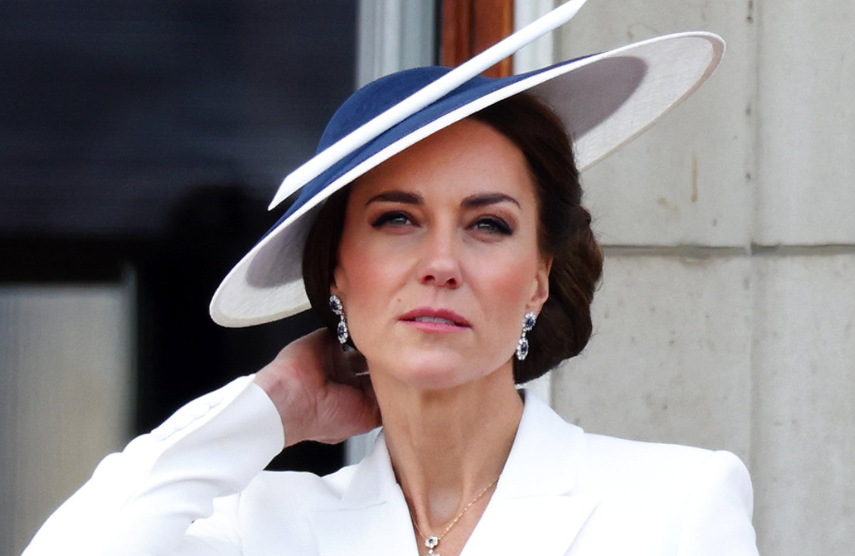 Prinzessin Kate guckt skeptisch mit weißem Hut
