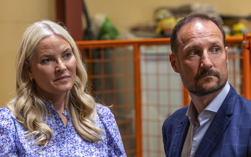 Prinzessin Mette-Marit und Prinz Haakon lauschen einem Vortrag.