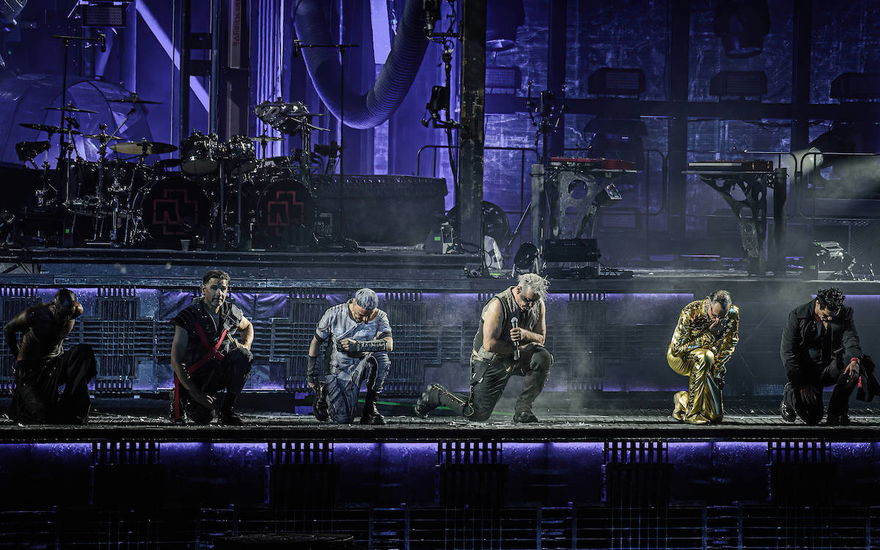Rammstein kniet auf der Bühne