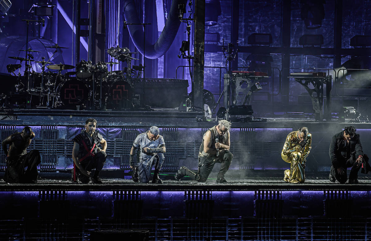 Rammstein kniet auf der Bühne
