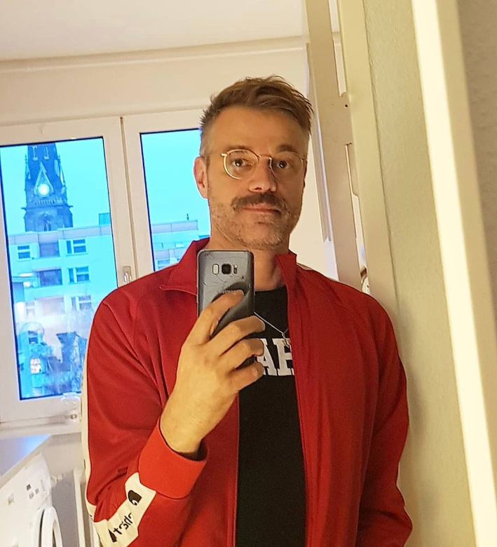 Raphael Schneider macht ein Selfie vor dem Spiegel.