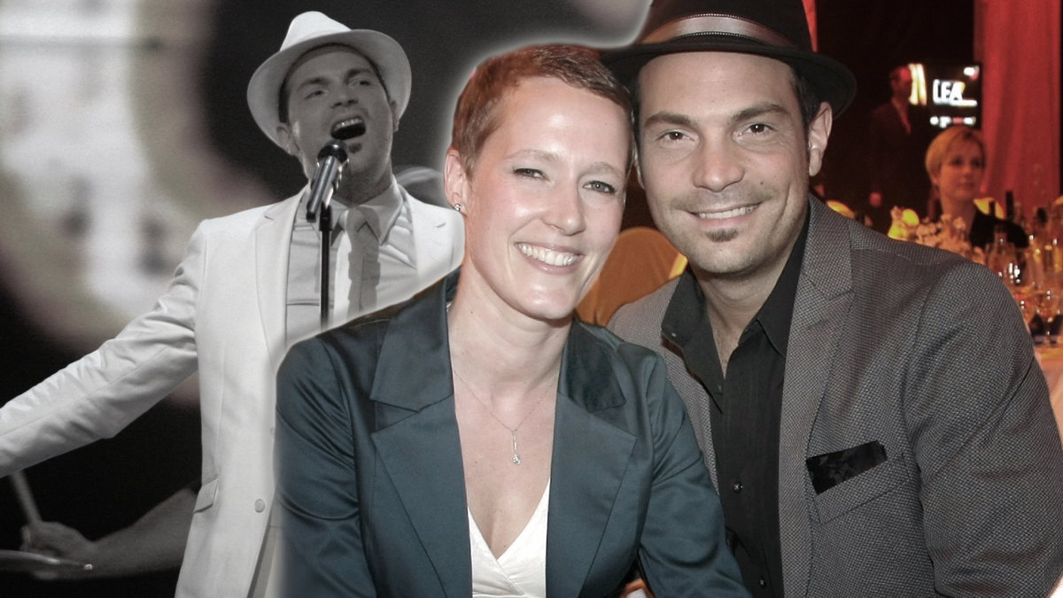 Roger Cicero und Kathrin Clasen lächeln in die Kamera, im Hintergrund singt Cicero am Mikrofon