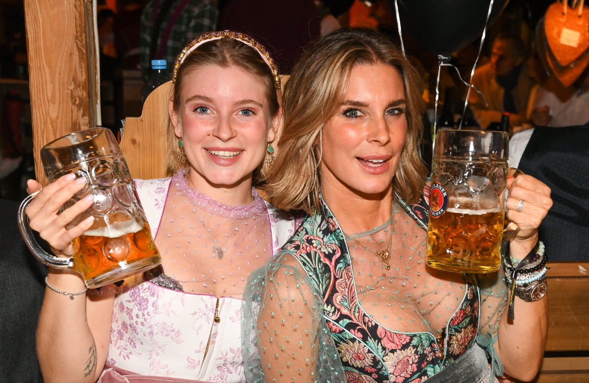 Romy und Claudelle Deckert beim Oktoberfest