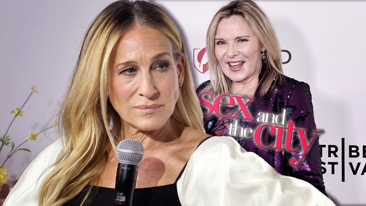 Sarah Jessica Parker sieht angestrengt zur Seite, hinter ihr lacht Kim Cattrall