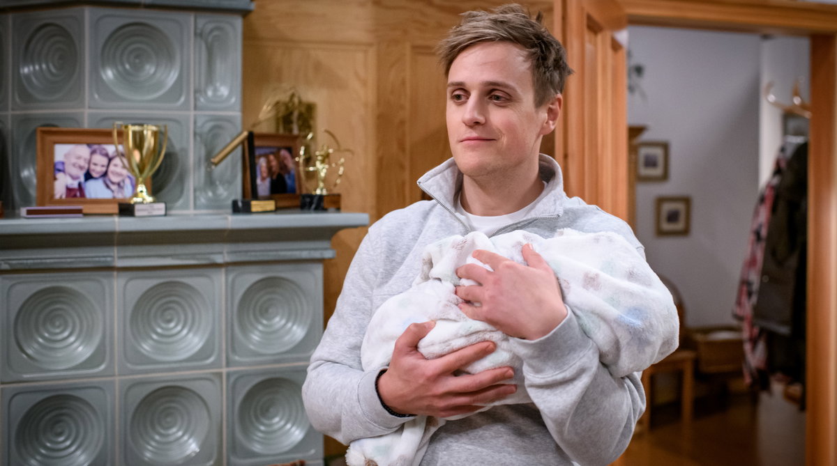 Sturm der Liebe Max hält ein Baby auf dem Arm