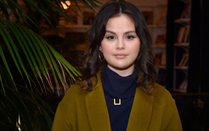 Selena Gomez sieht ernst aus