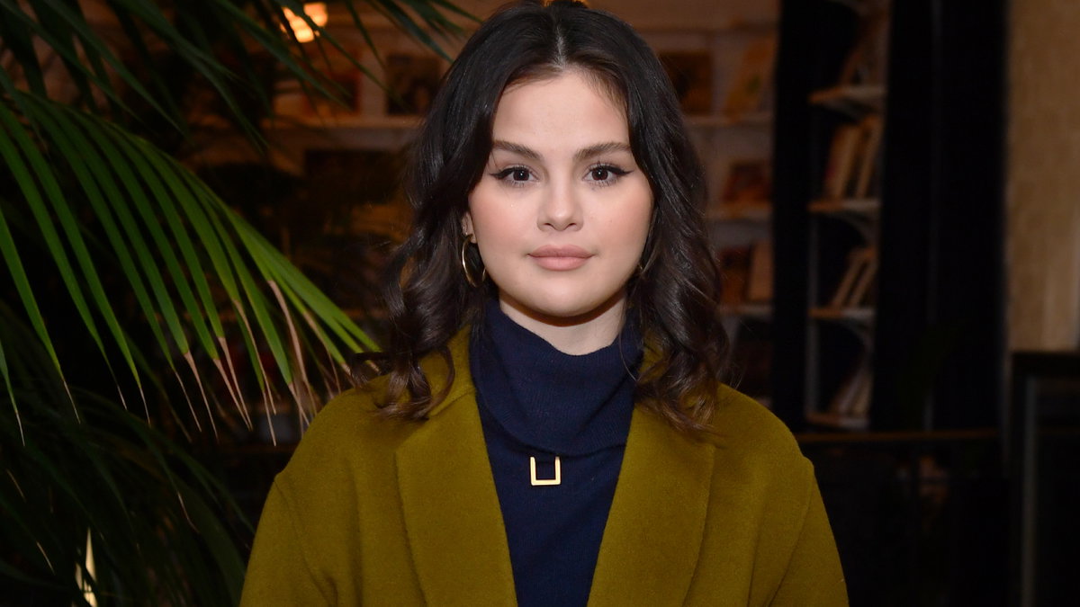 Selena Gomez sieht ernst aus