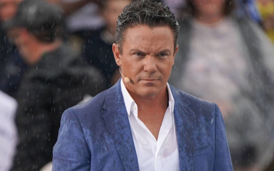 Stefan Mross guckt genervt im Regen