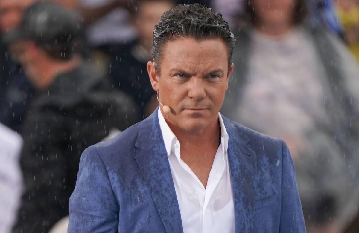 Stefan Mross guckt genervt im Regen