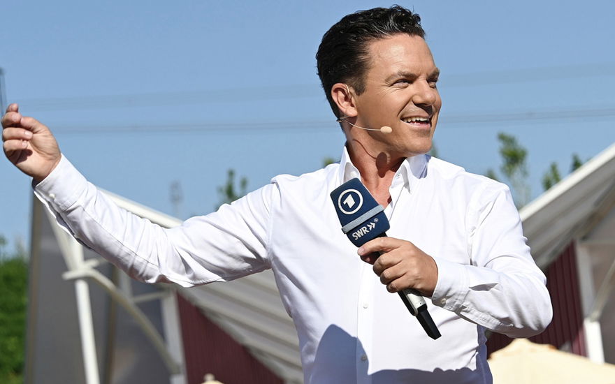 Stefan Mross mit Mikro in der Hand bei "Immer wieder sonntags"