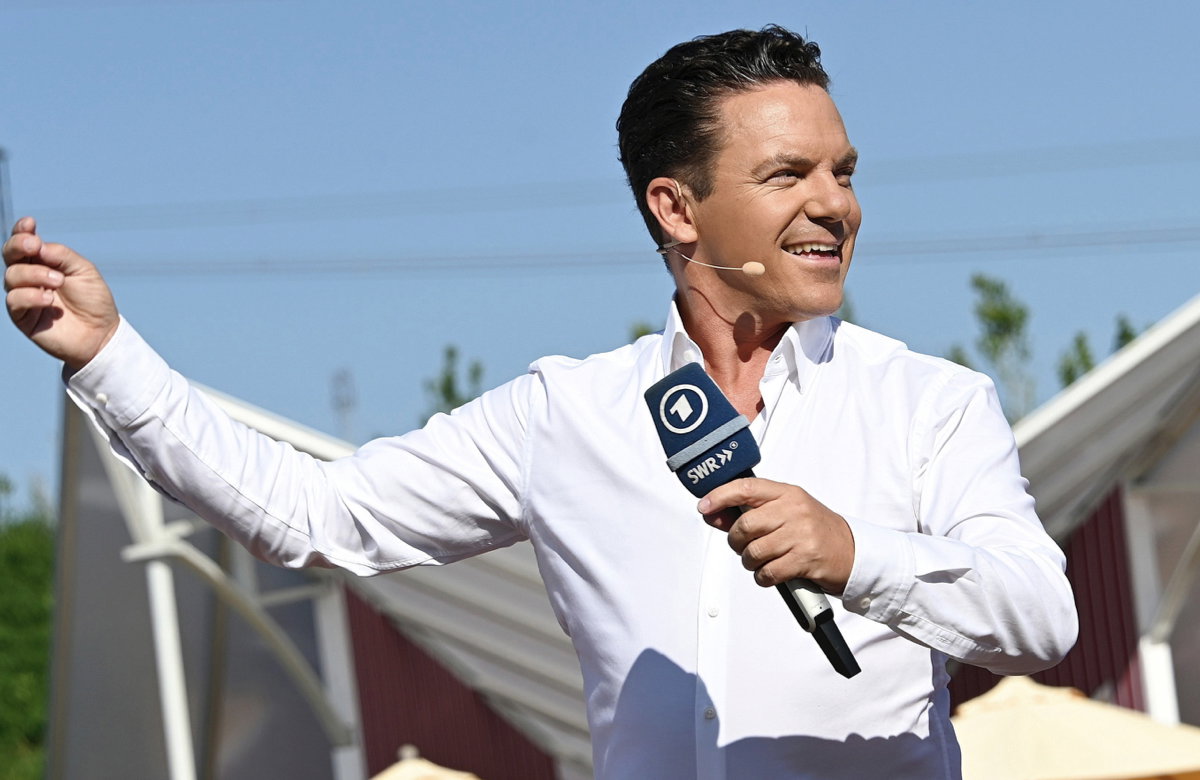 Stefan Mross mit Mikro in der Hand bei "Immer wieder sonntags"