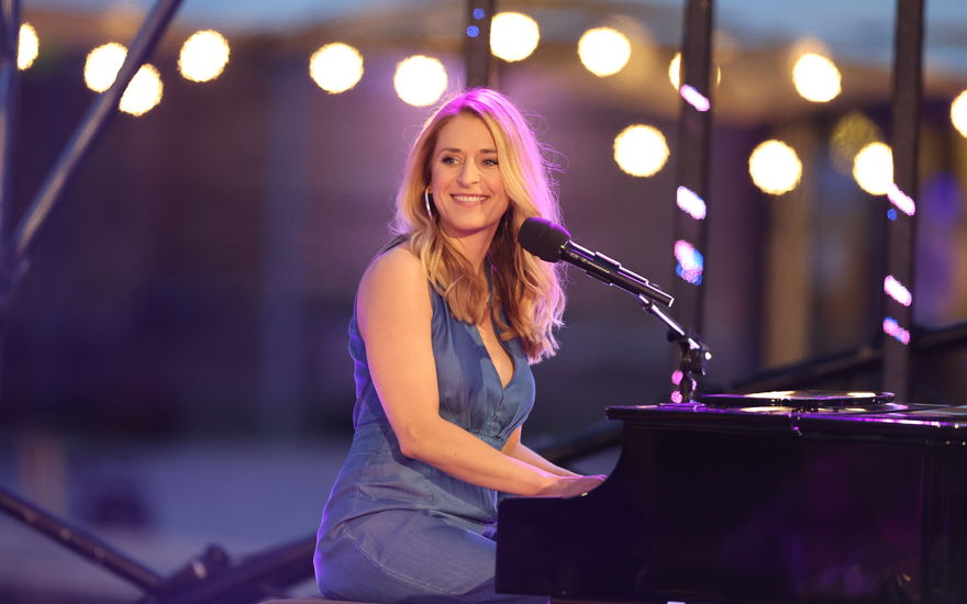 Stefanie Hertel sitzt am Klavier