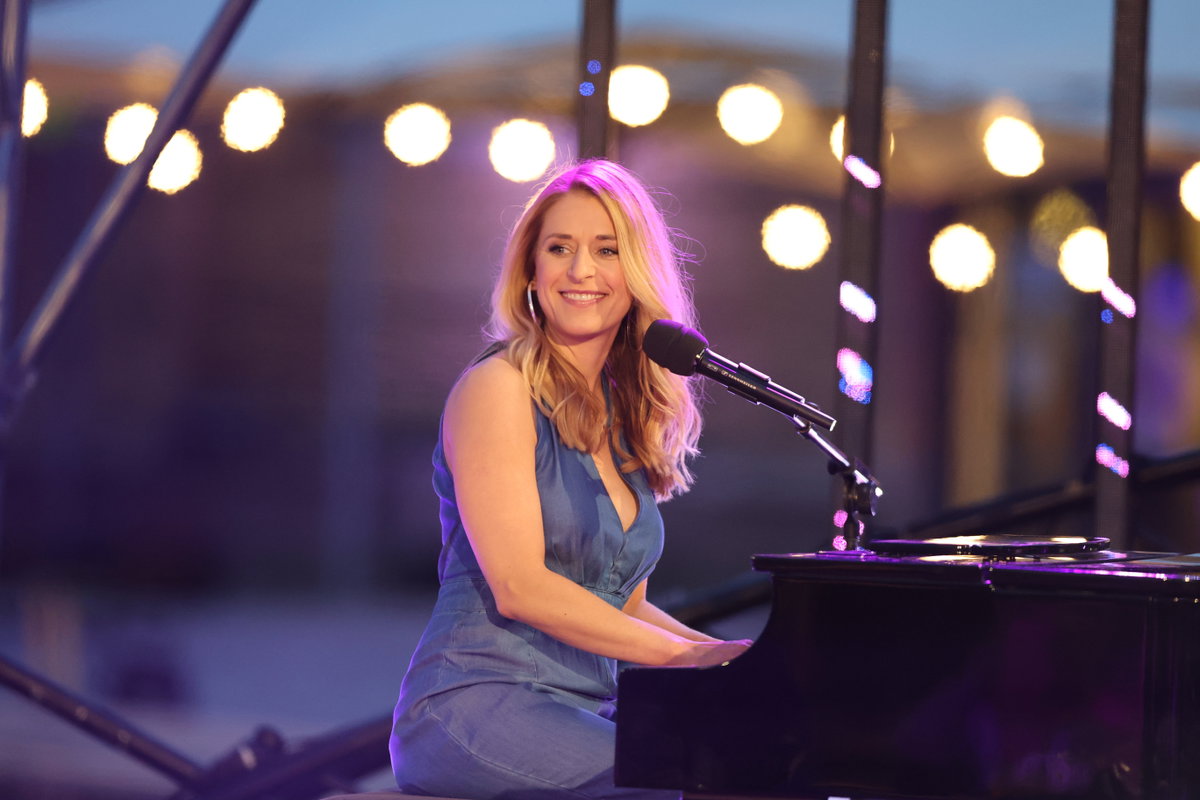 Stefanie Hertel sitzt am Klavier