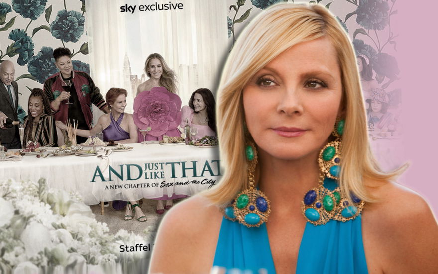 Kim Cattrall vor dem "And Just Like That ..."-Poster zu Staffel 2