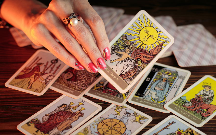 Hand nimmt Tarotkarte