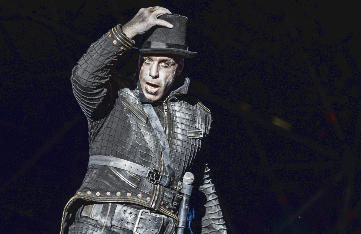 Rammstein Till Lindemann fasst sich auf der Bühne an den Hut