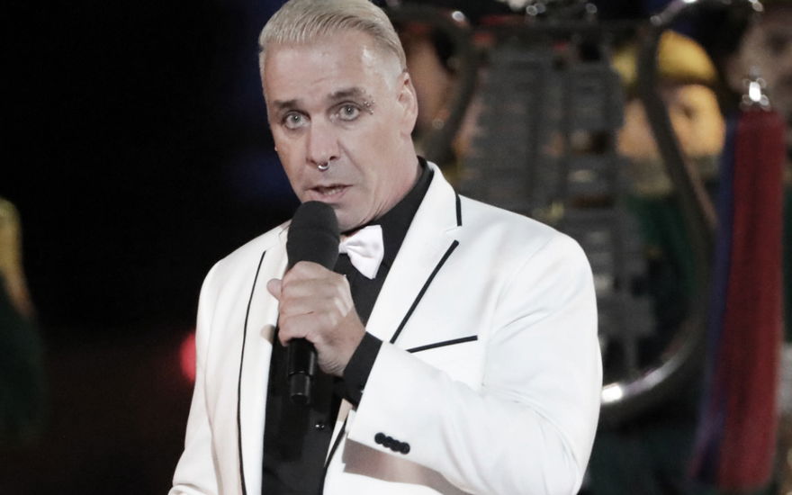 Till Lindemann von Rammstein mit Mikrofon