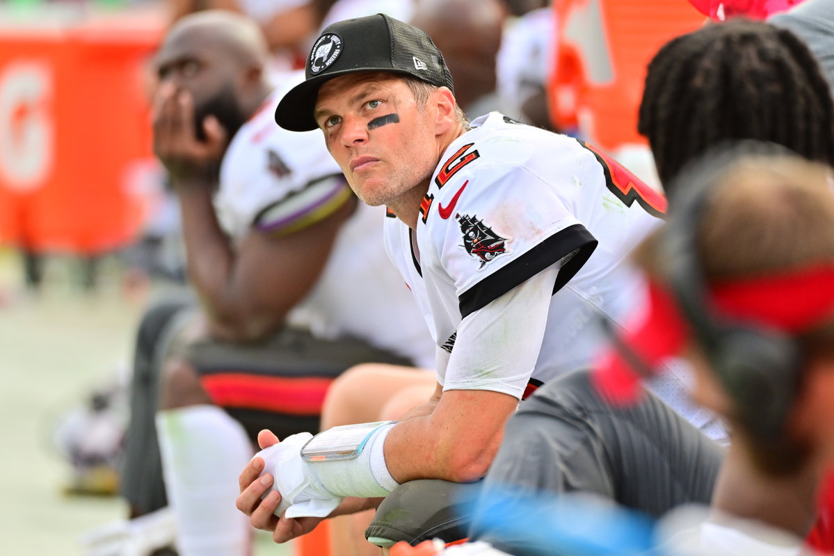 Tom Brady sitzt am Spielfeldrand