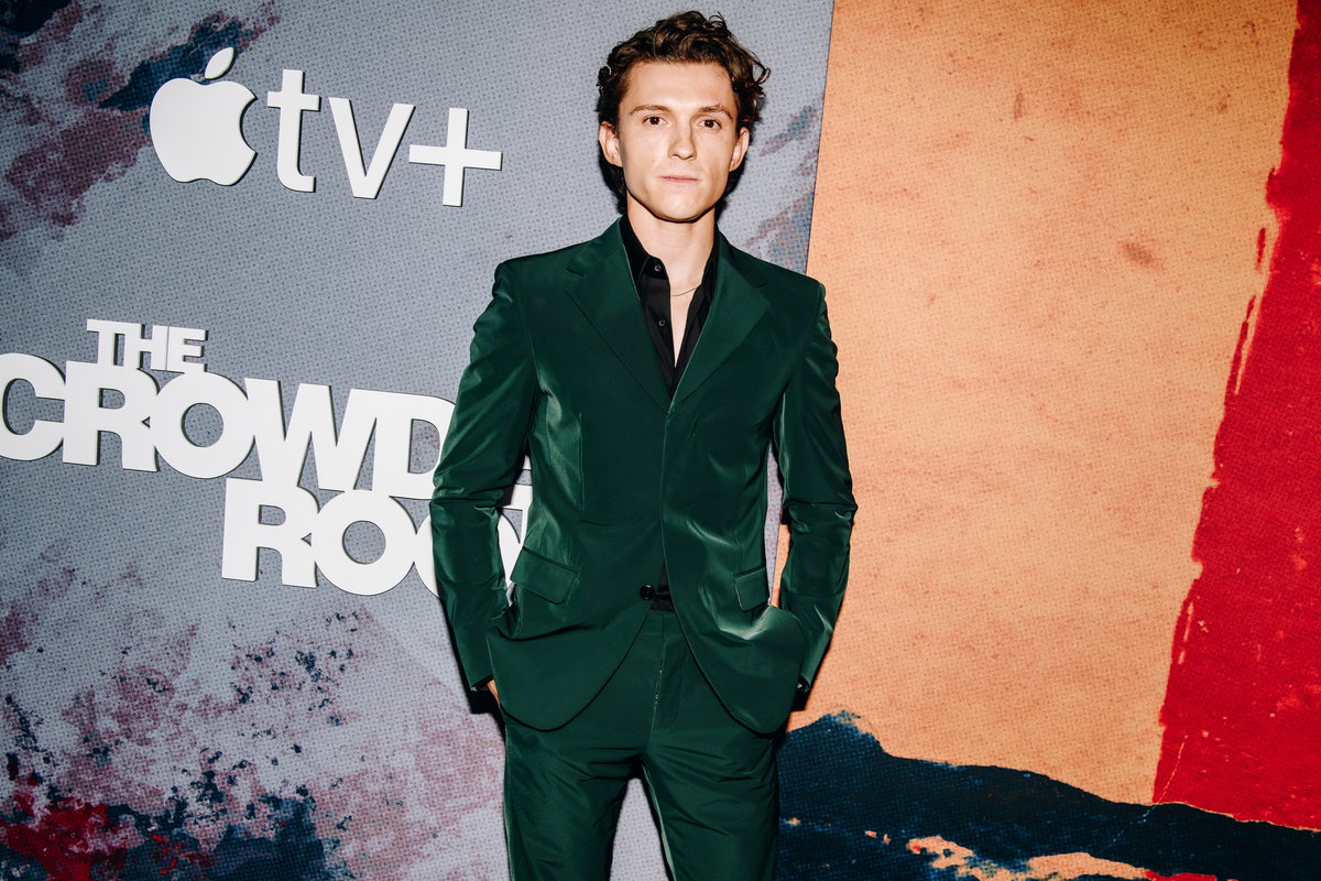 Tom Holland im grünen Anzug bei der "The Crowded Room" Premiere