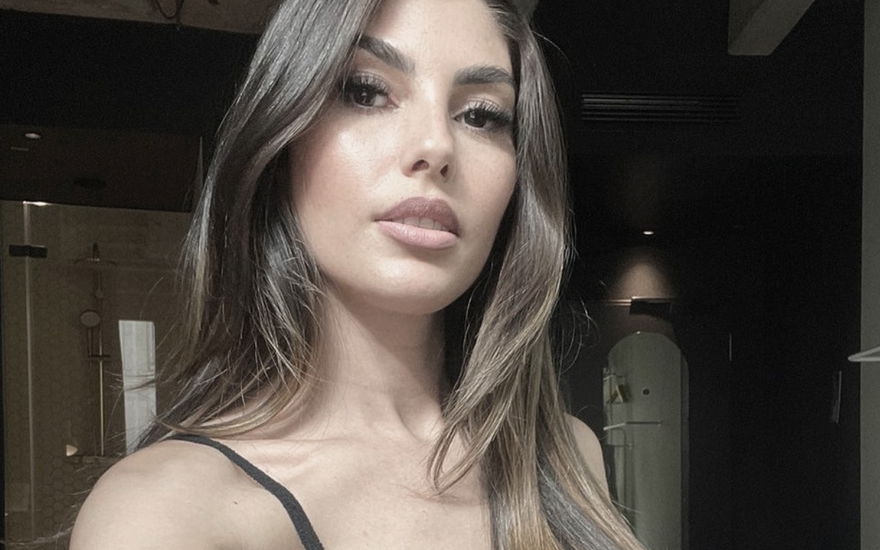 Yeliz Koc guckt ernst und macht ein Selfie