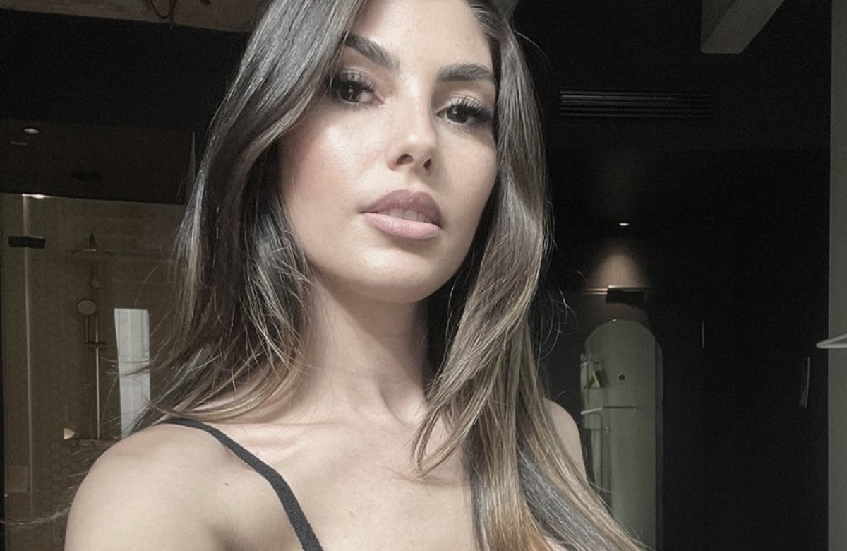 Yeliz Koc guckt ernst und macht ein Selfie