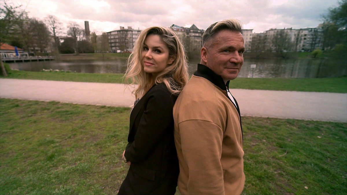 Yvonne Woelke und Peter Klein lehnen sich Rücken an Rücken aneinander