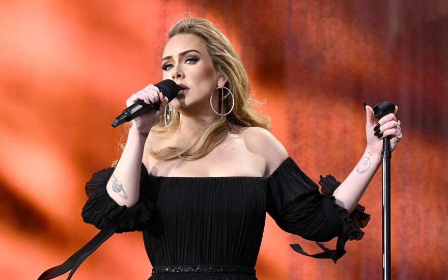 Adele singt ins Mikrofon