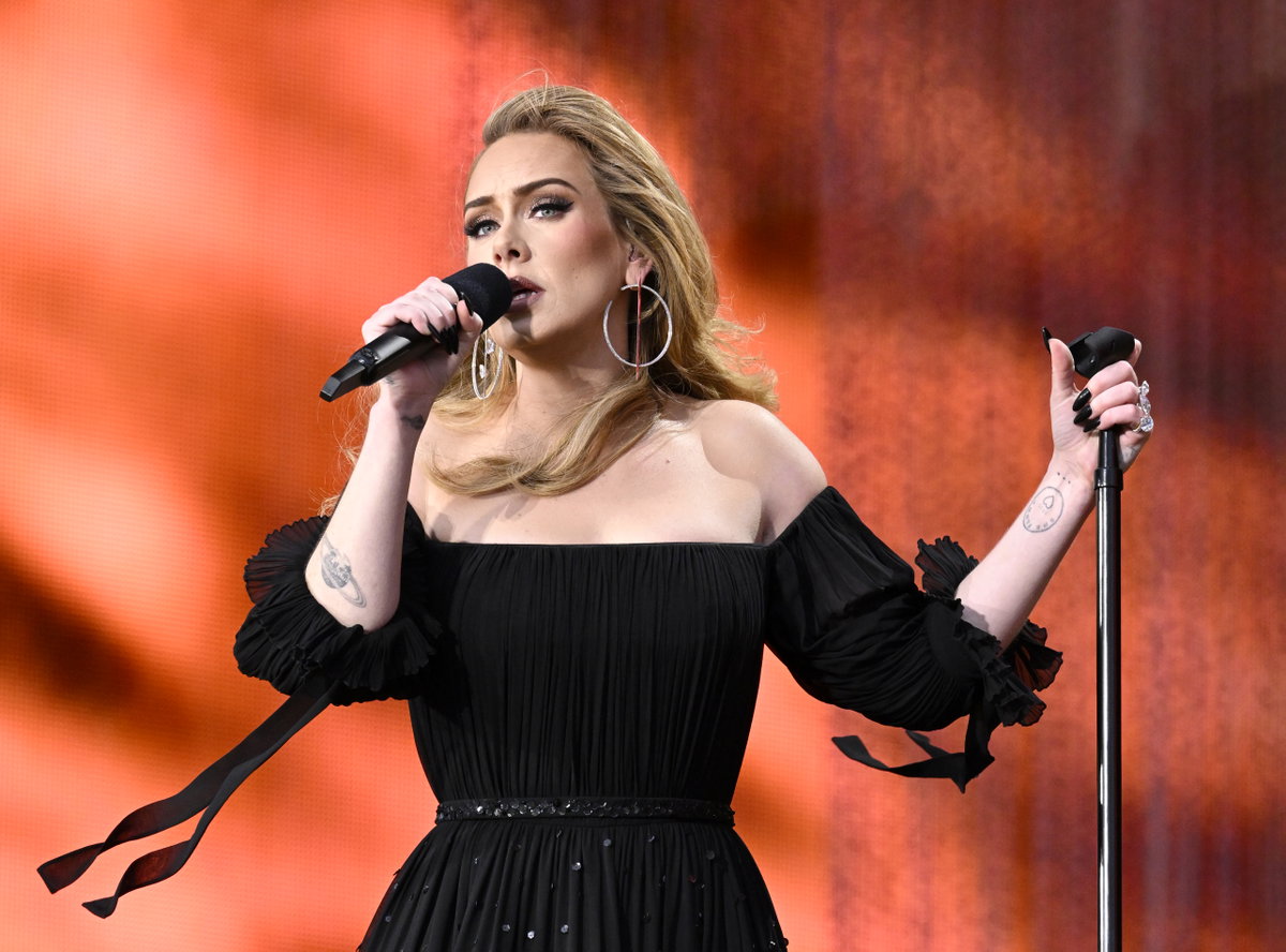 Adele singt ins Mikrofon
