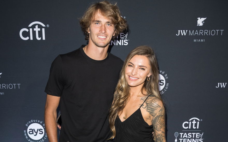 Alexander Zverev und Sophia Thomalla stehen Arm in Arm zusammen