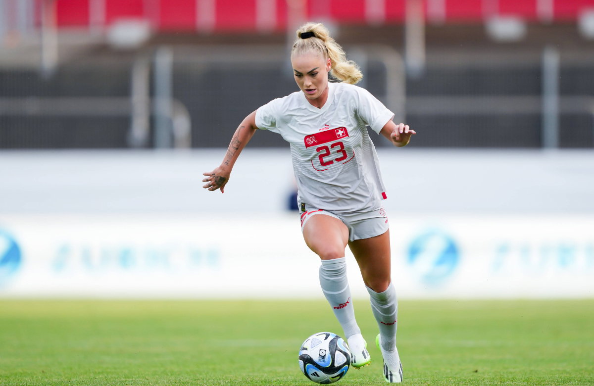 Alisha Lehmann auf dem Platz mit Ball