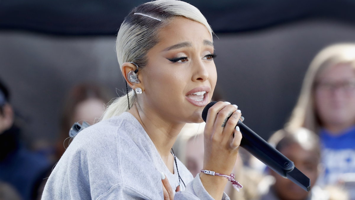 Ariana Grande mit Mikrofon in der Hand