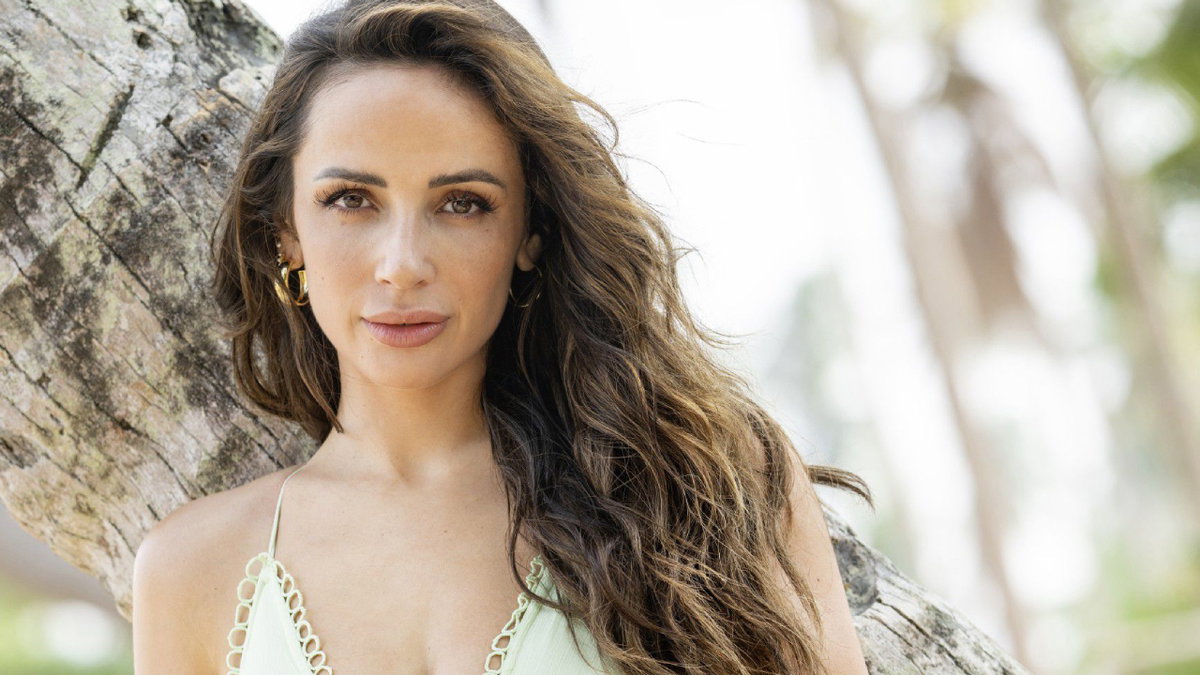 Jennifer Saro posiert am Strand