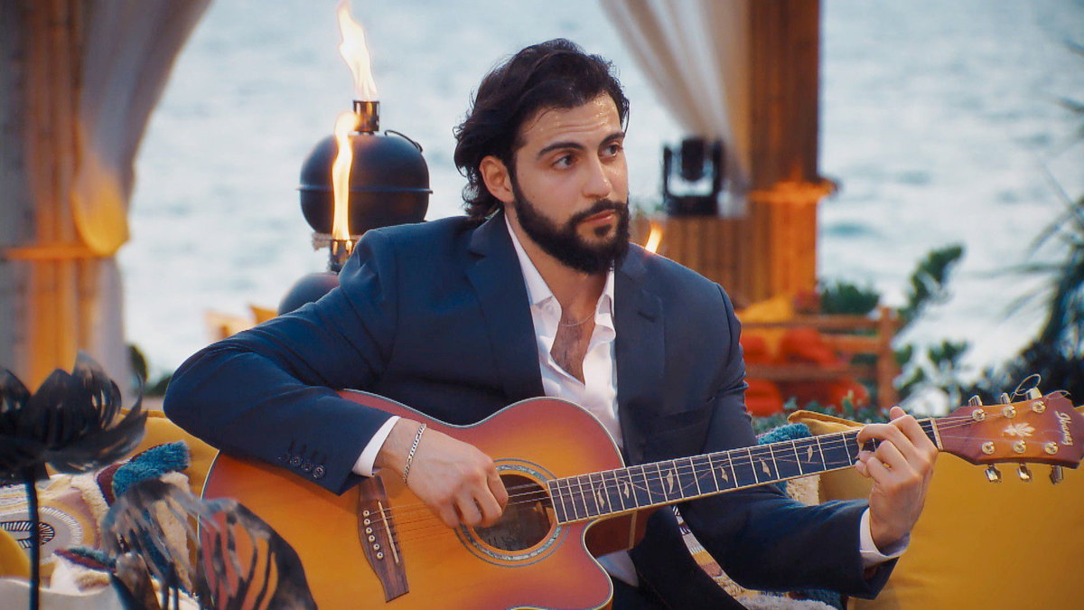 Kinan spielt Gitarre