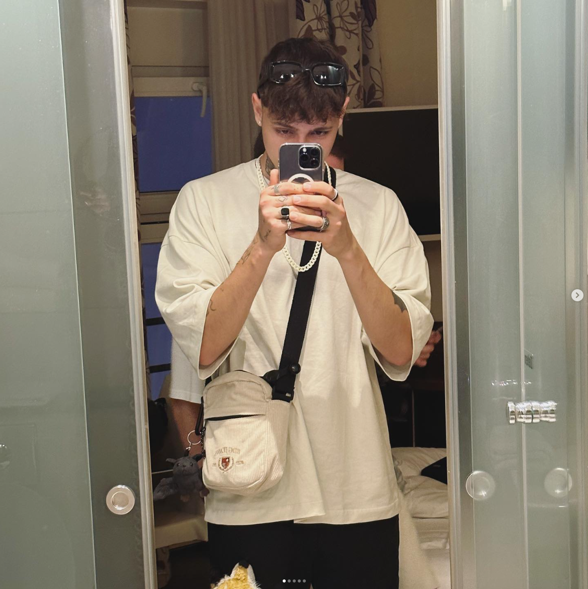 Yung Yury macht ein Selfie im Spiegel